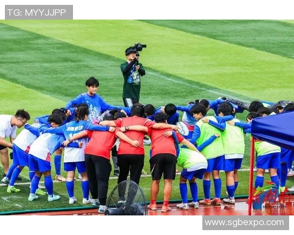 与足球明星的合影记录下的瞬间与梦想的交汇之旅